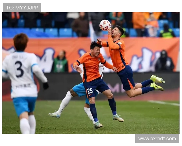 成都蓉城迎战青岛海牛 展现攻防对决激烈较量